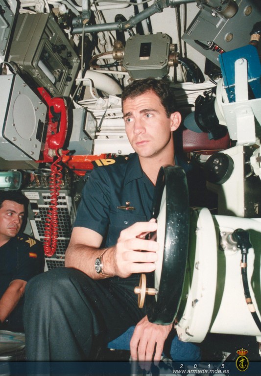 Salida a la mar de S.A.R. el Príncipe de Asturias a bordo del "Galerna" el 19 de junio de 1997. El Príncipe sentado en el periscopio de ataque y en la vela del submarino.